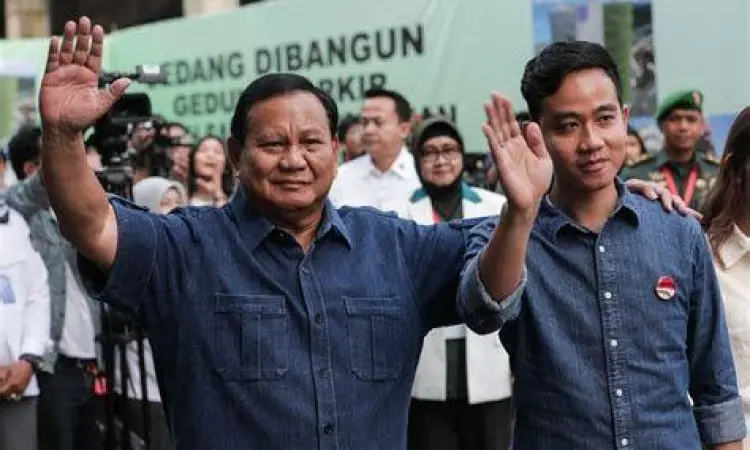 Prabowo Subianto dan Gibran Rakabuming saat menyapa pendukung