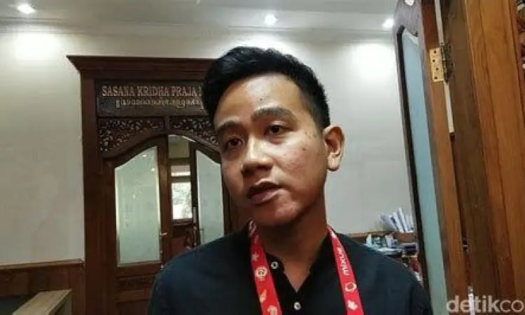 Gibran Rakabuming Raka saat bertugas di kantor