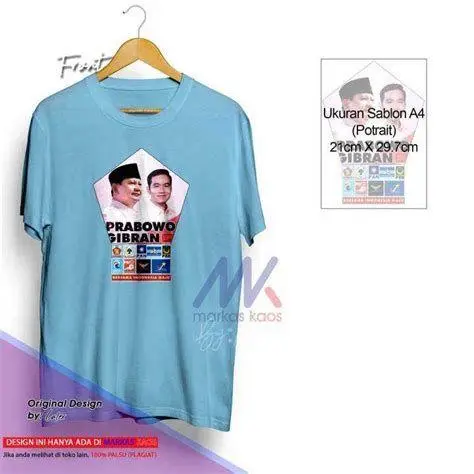 Atribut Pendukung Prabowo Gibran Simpatisan mengenakan atribut biru langit