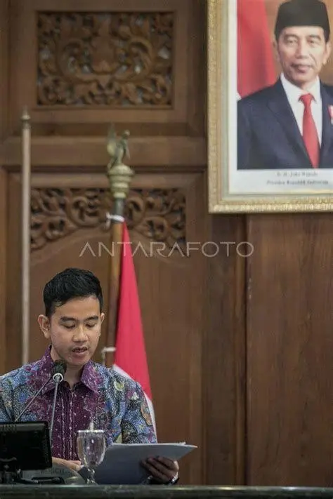 Gibran Saat Menjabat Wali Kota Gibran Rakabuming meninjau proyek di Solo