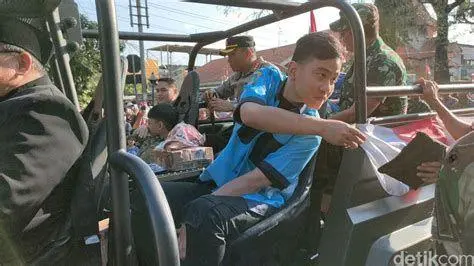 Kepemimpinan Gibran di Solo Gibran Rakabuming saat meninjau pembangunan di Solo