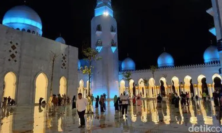 Wisata Religi Solo Kemegahan Masjid Raya Sheikh Zayed Solo