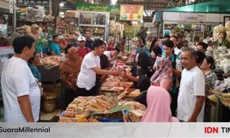 Gibran Rakabuming saat bertemu warga