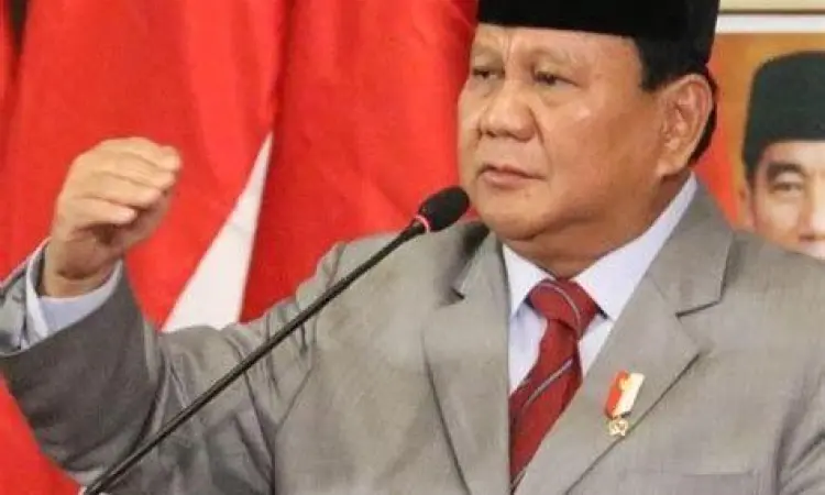 Prabowo Subianto dan Gibran Rakabuming Raka berdiri bersama
