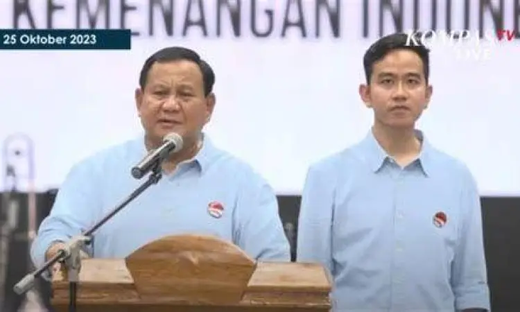 Massa pendukung mengenakan jaket biru langit