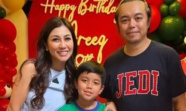 Munawar At Thareeq Gibran Rosadi bersama orang tuanya