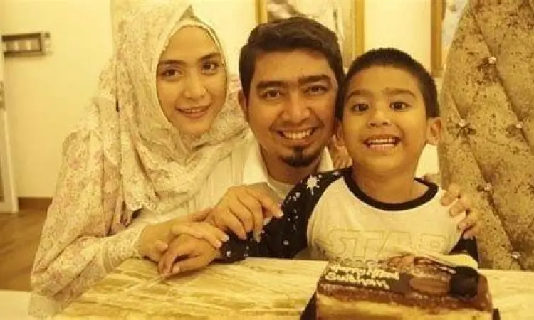 April Jasmine bersama Munawar At Thareeq Gibran Rosadi