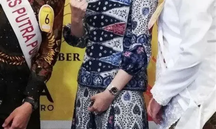 Selvi Ananda saat menjadi pemenang Putra Putri Solo 2009