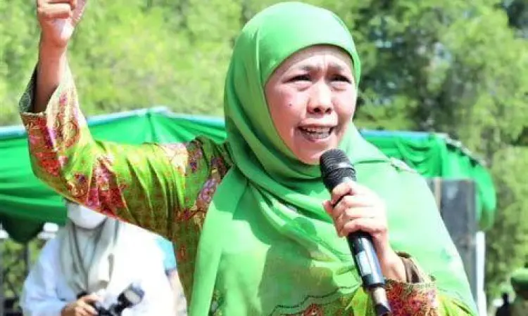 Khofifah Indar Parawansa bersama anggota Muslimat NU