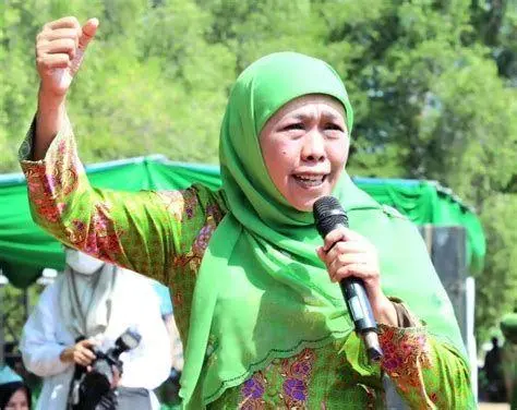Khofifah dan Basis Massa NU Khofifah Indar Parawansa bersama anggota Muslimat NU