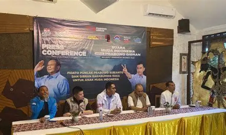 Gibran Rakabuming Raka berinteraksi dengan anak muda