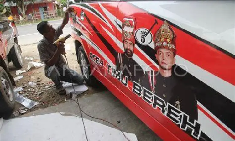 Proses pemasangan stiker kampanye yang rapi