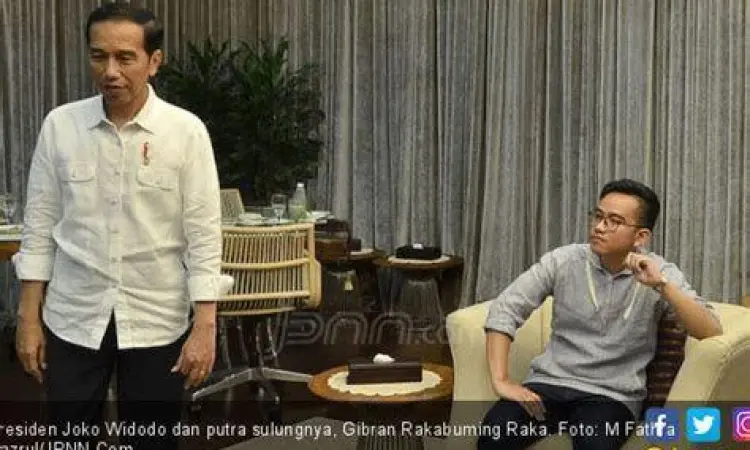 Perbandingan Tinggi Gibran dan Jokowi Gibran Rakabuming Raka berdampingan dengan Presiden Jokowi