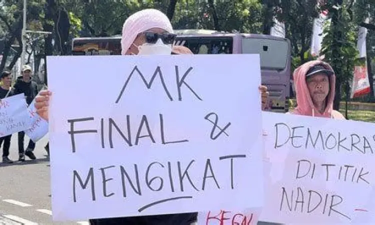 Aksi Massa Sengketa Pemilu Aksi massa menuntut keadilan pemilu di depan gedung MK