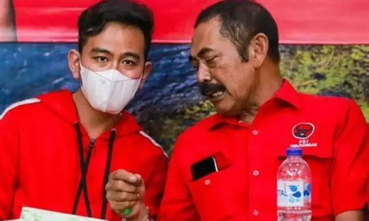 Gibran Rakabuming mengenakan seragam PDI-P