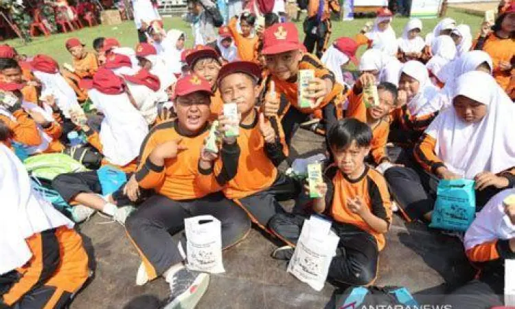 Simbolisme anak sekolah dalam kampanye susu