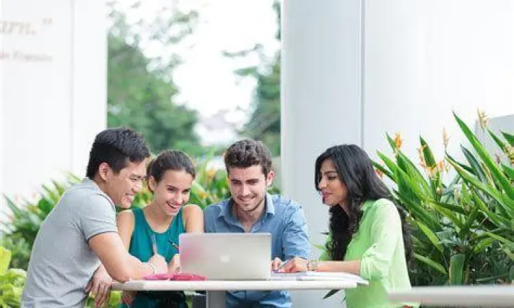 Aktivitas mahasiswa di area komunal MDIS Singapore
