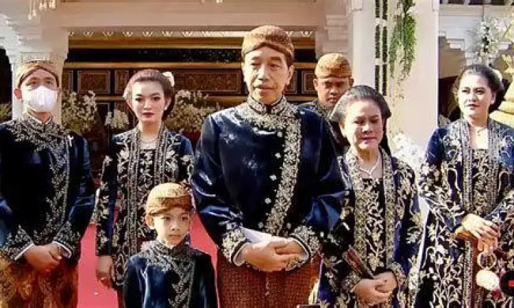 Tradisi Keluarga Raka Keluarga Presiden Jokowi mengenakan pakaian adat Jawa