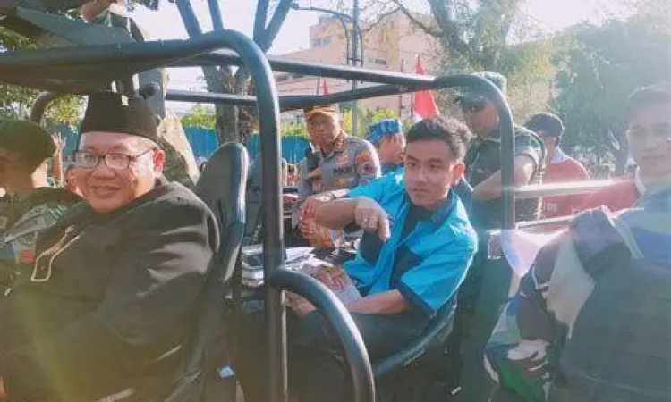 Gibran Walikota Solo meninjau proyek infrastruktur