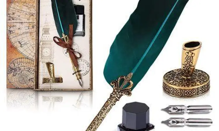 Pena bulu dan tinta di atas kertas kuno