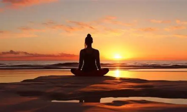 Refleksi matahari terbenam di laut untuk meditasi