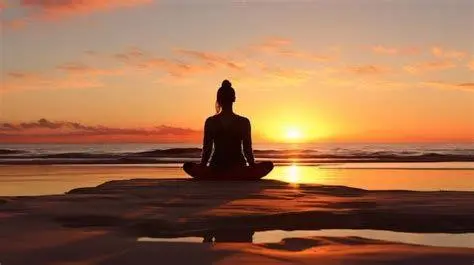 Refleksi Kedamaian Refleksi matahari terbenam di laut untuk meditasi