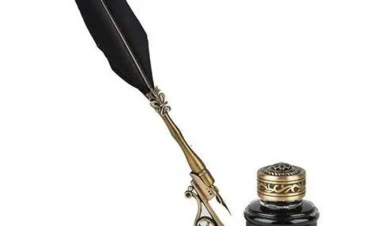 Ruang Kreatif Sang Pujangga Meja tulis klasik tempat puisi tentang kesetiaan lahir