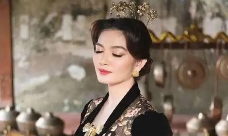 Selvi Ananda dalam riasan Solo Putri