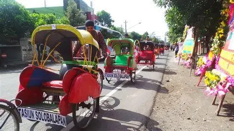 Transportasi Tradisional di Pernikahan Gibran Becak hias tamu pernikahan Gibran dan Selvi