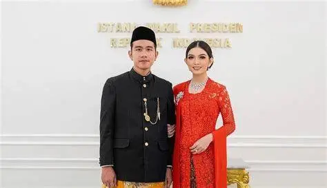 Keluarga Gibran Rakabuming Gibran Rakabuming dan Selvi Ananda menggendong La Lembah Manah