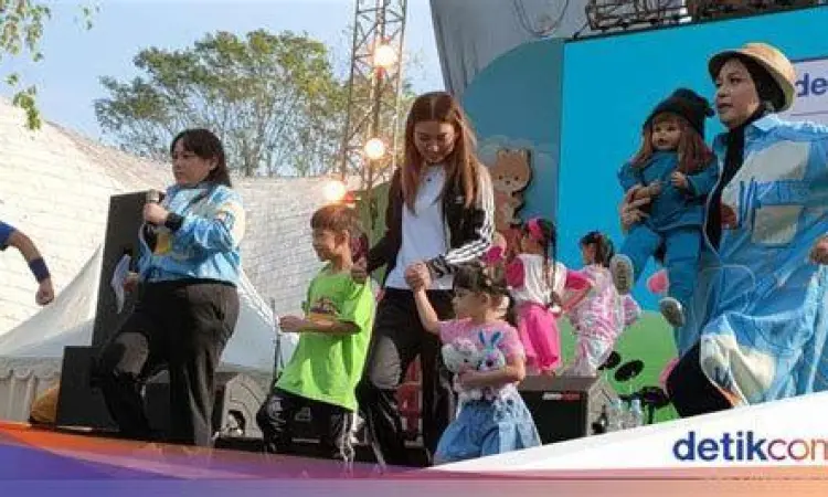 Jan Ethes bermain bersama adiknya La Lembah Manah