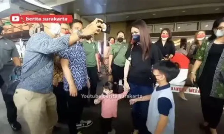 Selvi Ananda mengajak La Lembah Manah ke tempat bermain