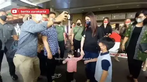 Gaya Parenting Selvi Ananda Selvi Ananda mengajak La Lembah Manah ke tempat bermain