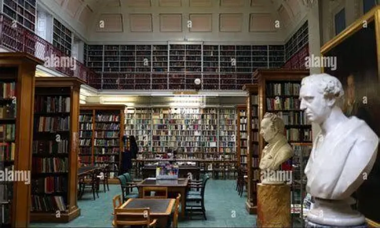 Suasana perpustakaan tua yang penuh buku filsafat