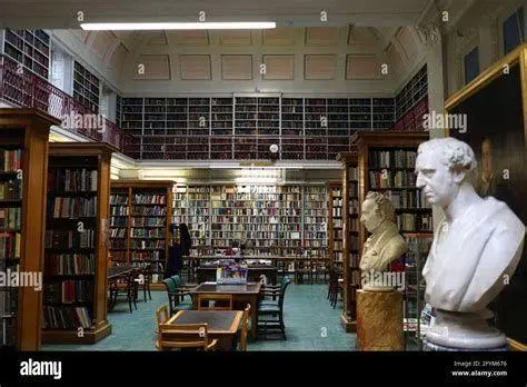 Perpustakaan Sastra Klasik Suasana perpustakaan tua yang penuh buku filsafat