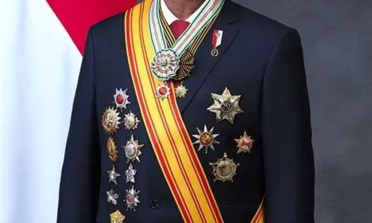 Foto resmi Presiden Prabowo Subianto dalam balutan jas formal dan peci