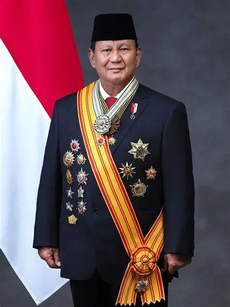 Foto Resmi Presiden Prabowo Subianto Foto resmi Presiden Prabowo Subianto dalam balutan jas formal dan peci