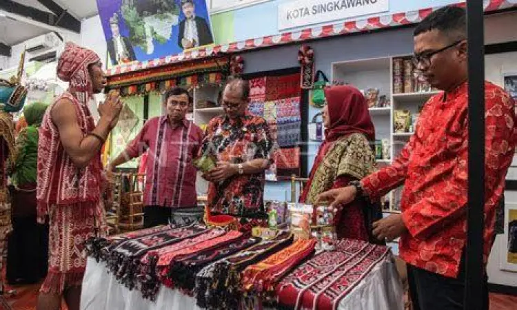 Display produk UMKM khas Singkawang yang dikunjungi Gibran