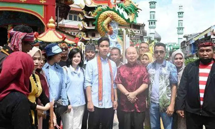 Interaksi Sosial Gibran di Pasar Gibran Rakabuming berinteraksi dengan pedagang pasar di Singkawang