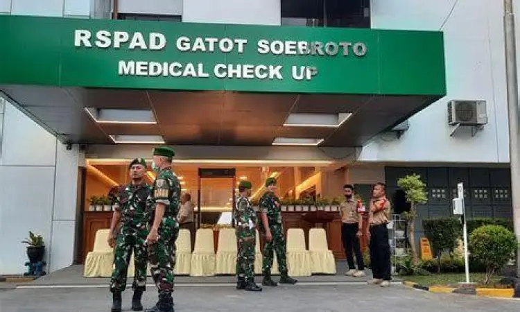 Prosedur Medis RSPAD Tim dokter RSPAD melakukan pemeriksaan kesehatan