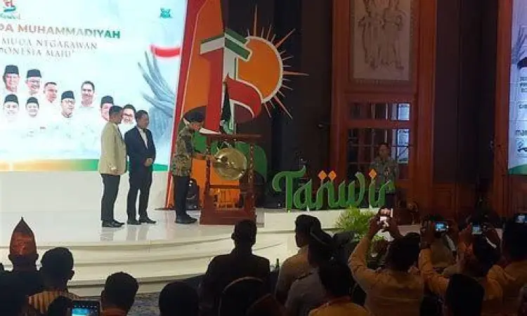 Gibran Rakabuming berinteraksi dengan pemuda