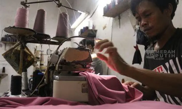 Proses produksi konveksi jas hujan lokal di Indonesia