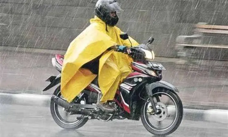 Safety Riding Saat Hujan Keamanan berkendara saat hujan dengan perlengkapan lengkap