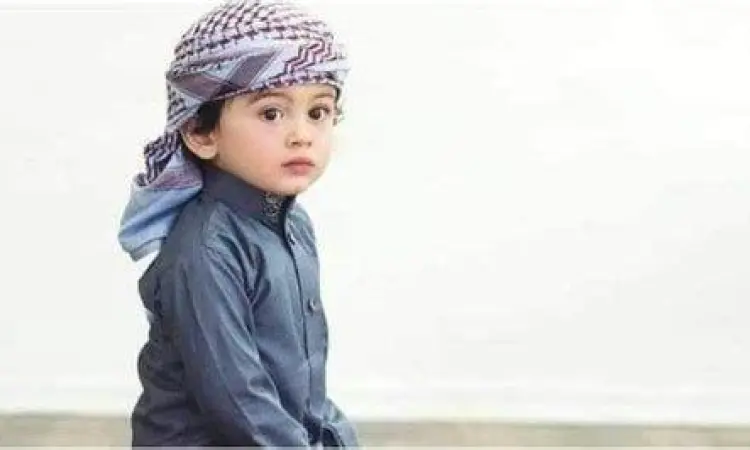 Inspirasi Nama Bayi Gibran Bayi laki-laki muslim tersenyum bahagia