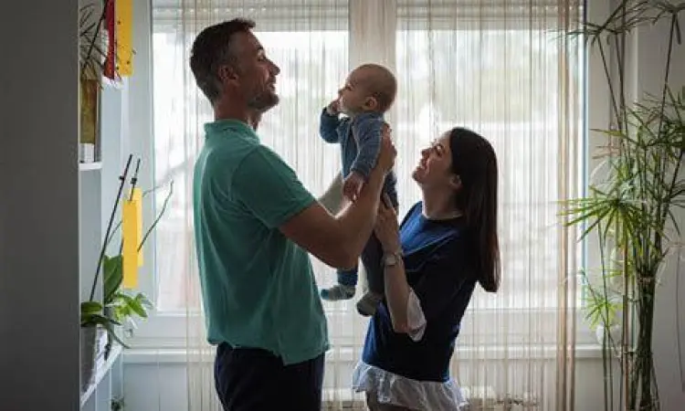 Orang tua menggendong bayi laki-laki dengan kasih sayang