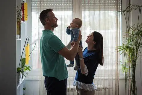 Kasih Sayang Orang Tua Orang tua menggendong bayi laki-laki dengan kasih sayang