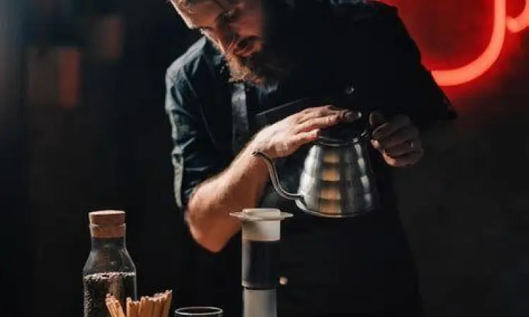 Barista sedang menyeduh kopi di kedai kopi Gibran