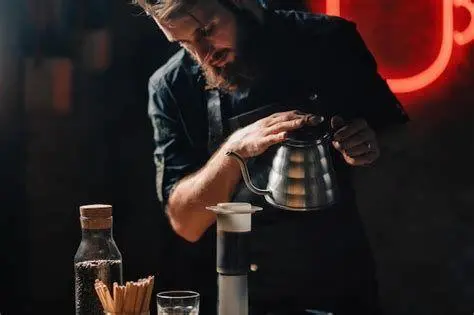 Aksi Barista Kedai Kopi Gibran Barista sedang menyeduh kopi di kedai kopi Gibran