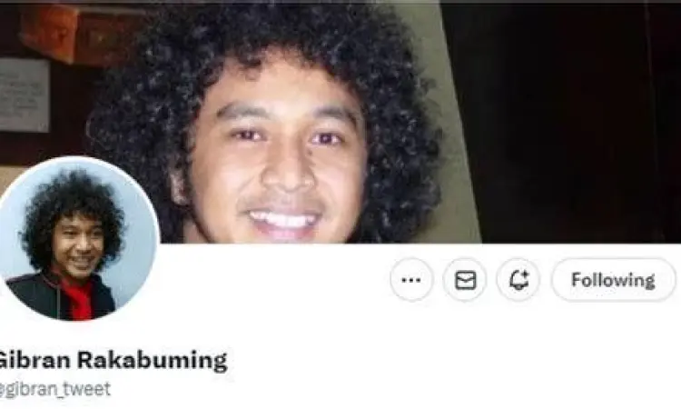 Gibran Rakabuming menggunakan perangkat digital