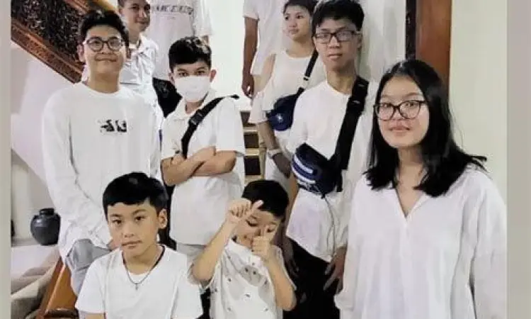 Gibran Marten bersama keluarga besar Marten